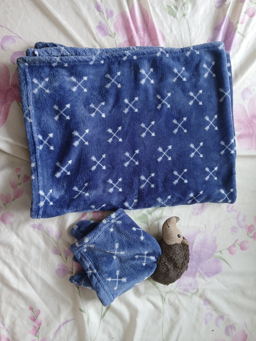 Soft Navy Blue Plush Throw Blanket with White Arrow Pattern